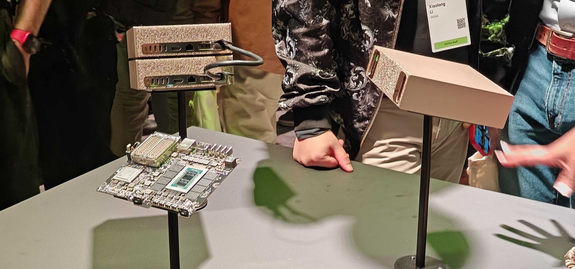 Exposición que muestra la NVIDIA DGX Spark, junto a su placa base